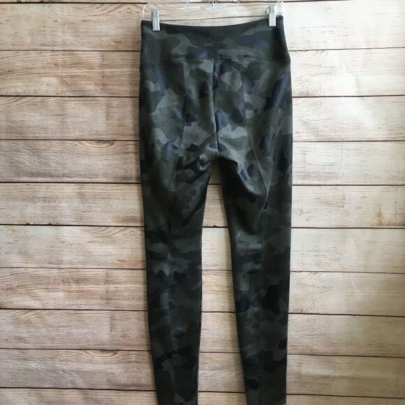 NEW WITHOUT TAGS‎ WHITE HOUSE BLACK MARKET RUNWAY LEGGINGS IN CAMO PRINT - Picture 5 of 6